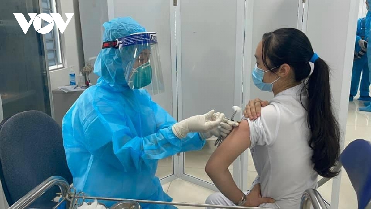 Sáng nay (8/3), 39 nhân viên y tế tiêm vaccine ngừa COVID-19